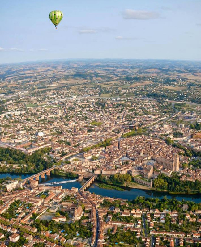 photo aérienne ville d'albi en montgolfière